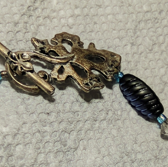 VINTAGE BLUE & BLACK BEADED NECKLACE WITH GOLD BROOCH CLOSURE ARTSY BOHO WHIMSY - Picture 5 of 6